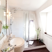 Bath/shower and WC